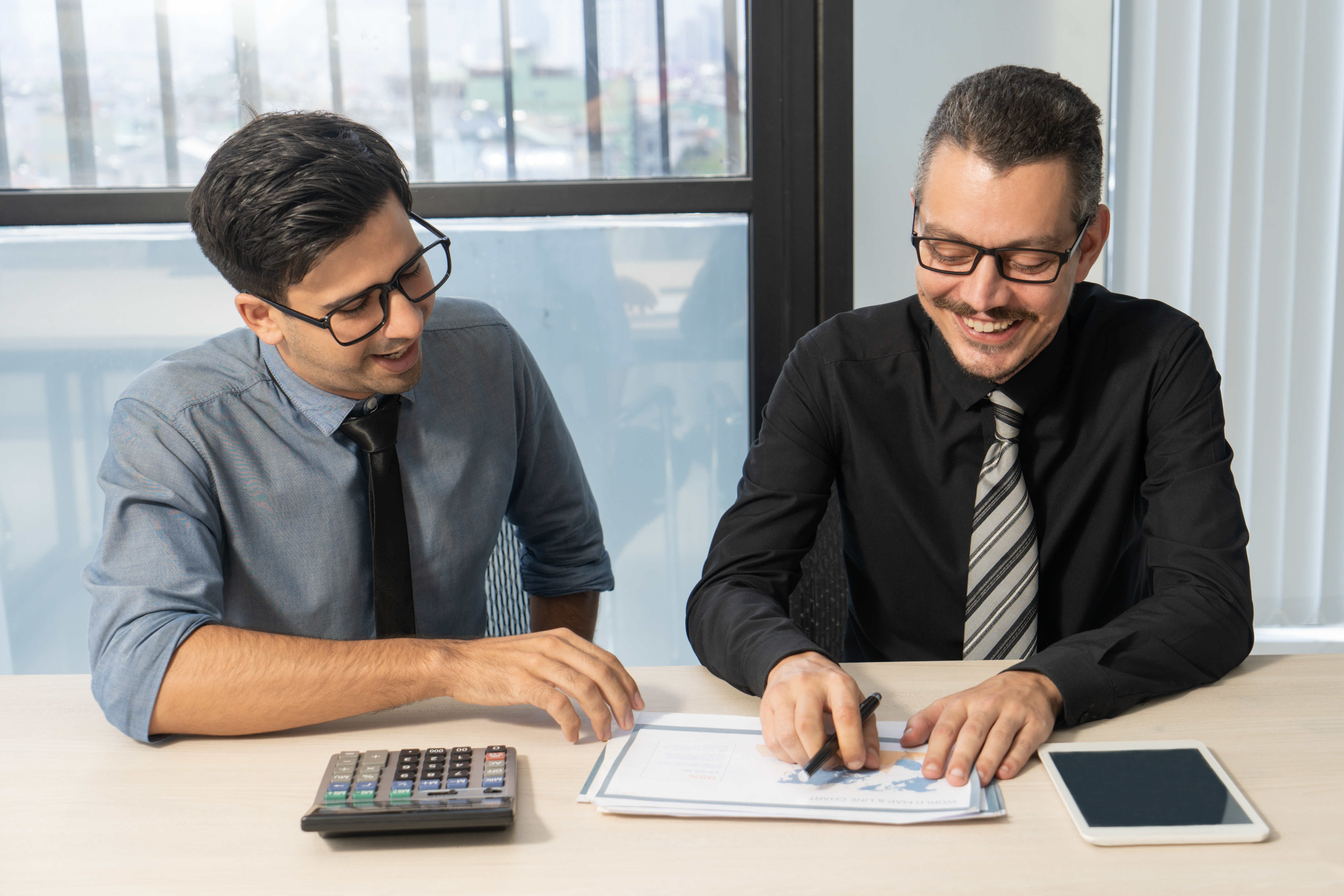 Socios de negocios discutiendo el desarrollo de ventas